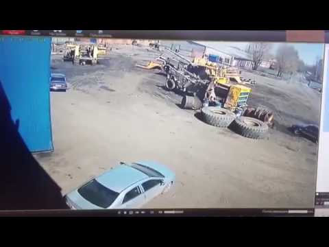 В Кузбассе лопнувшее колесо БелАЗа расплющило иномарку