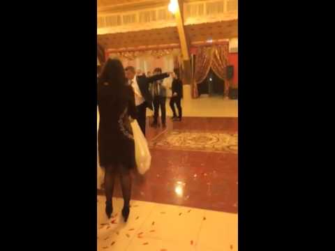 Упала в обморок на свадьбе Упала в обморок на свадьбе