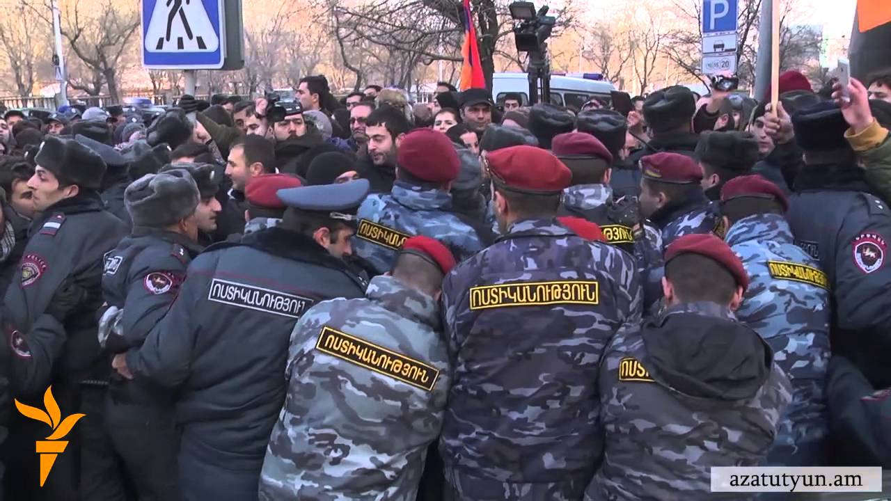 LIVE Proteste violente la consulatul rus din Gumry, Armenia