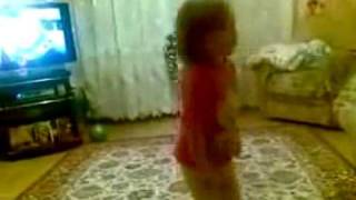 Девочка ругает родителей Девочка ругает родителей