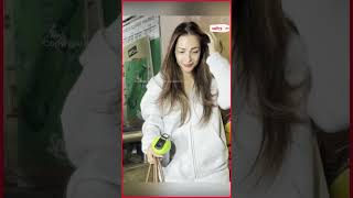 Hoodie कैरी कर Cozy Winter Look में नज़र आईं Malaika Arora