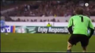 Guarda-redes Jens Lehmann urina durante o jogo