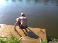 meisje word in het water in geduwd
