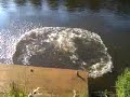 meisje word in het water in geduwd