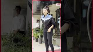 बारिश में मौसम के मजे लेती नज़र आईं Saiyami Kher