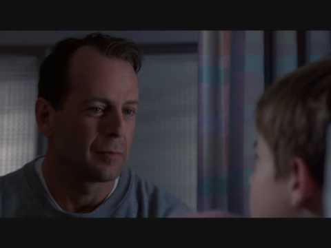 YouTube - The Sixth Sense (1999) - "I see dead people." ZSNyiSetZ8Y