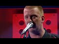 Queens of the Stone Age bij de DWDD met