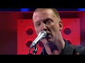 Queens of the Stone Age bij de DWDD met