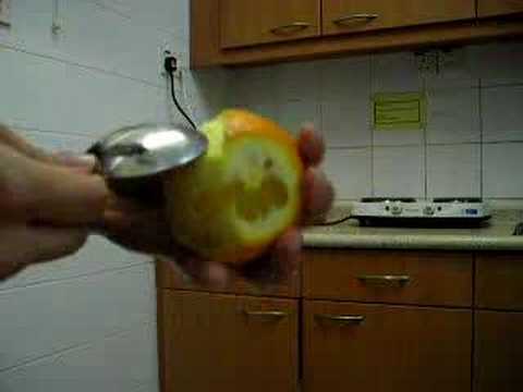Pelando una naranja con una cuchara