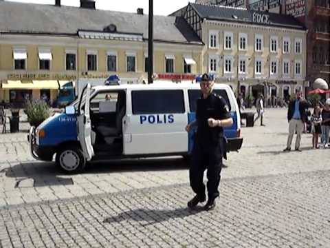 Policía sueco bailando