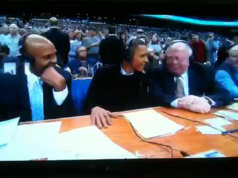 Obama debuta como comentarista en un partido de baloncesto