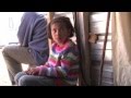 Petite fille dans un camp de réfugiés