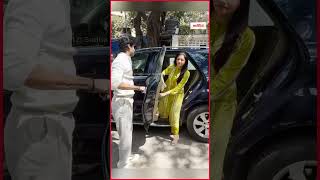 Bandra में अपने बेटे के साथ नज़र आईं एक्ट्रेस Bhagyashree