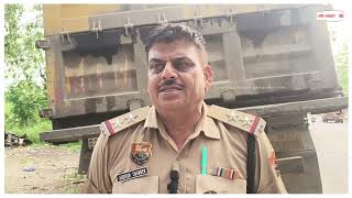 गड़बड़ी के शक में पुलिस ने पिकअप से तेल से भरे 6 ड्रम कब्जे में लेकर की कार्रवाई शुरू