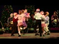 Дети танцуют на рождество - представление