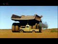 Auto wird von Muldenkipper überfahren / dump truck runs over car