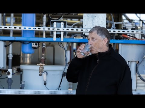 Bill Gates junto al dispositivo que recicla heces