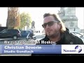 Modellen douchen naakt in Parijs