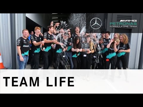 Видео: Что происходит на базе Mercedes во время гонки?