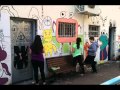 צביעת קיר בבית הצעירים המגמה לעיצוב חזותי ביהס רעות לאומנויות