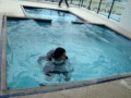 Luis Vinicius jogando Luisa na piscina.