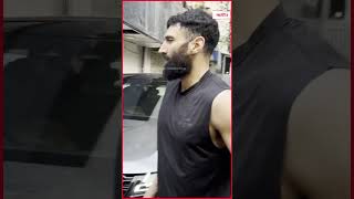 Aditya Roy Kapur ने की पैप्स के साथ मस्ती, साथ में ली Group Selfie