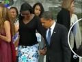 Barack Obama mirando el trasero de Mayara Tavares
