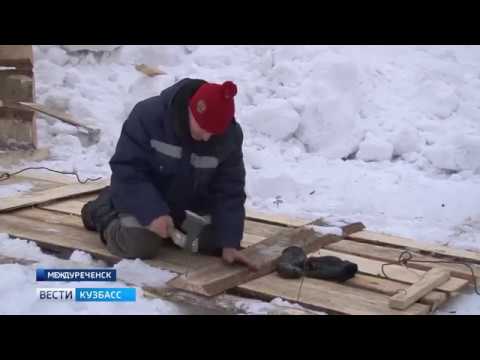 В Междуреченске вандалы сломали каркасы снежного городка