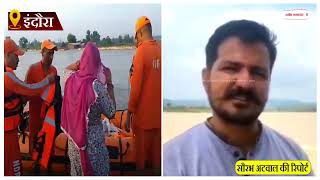 बाढ़ में इंसानियत की मिसाल: बच्चों को गोद में उठाए दिखे एसडीएम सुरेंद्र ठाकुर