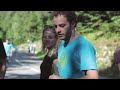 Romain Marandet saute, en VTT au dessus de peloton du Tour de France