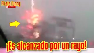 Un potente rayo golpea un camión en plena carretera