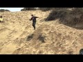 Op het strand met je bek in het zand