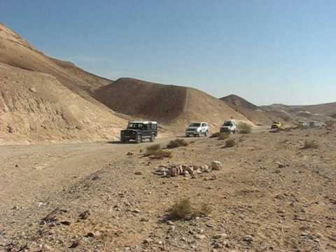 defender vs hummer. Hummer H1 vs. Land Rover D90 middot; defender vs toyota land cruiser