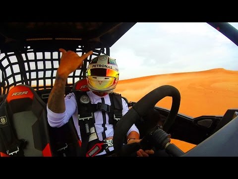 Видео: Льюис Хэмилтон катается в пустыне в преддверии Гран При Абу-Даби