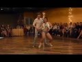 Парень с девушкой танцуют реггетон в большом зале