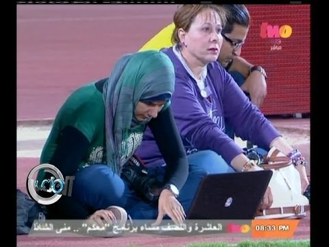 #الملعب | صيد الكاميرا | لقطة لصحفية منهمكة في عملها تلفت انتباه مخرجة المباراة - صوت وصوره لايف