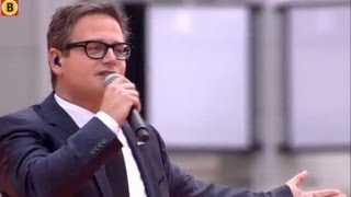 Guus Meeuwis zingt 'Brabant' op de Markt in Den Bosch