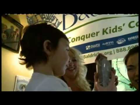 ملكة جمال تحلق شعرها للتبرع لأبحاث السرطان 