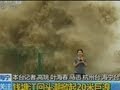 Un periodista de la televisión se da un buen remojón después de ser golpeada por una enorme ola cuando intentaba informar sobre los efectos de la tormenta tropical Nanmadol en China