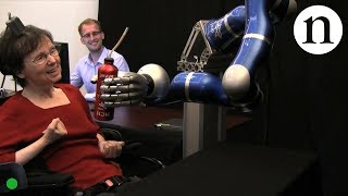 Mulher paralisada bebe café através do pensamento