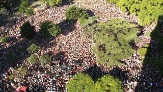 Kicillof conversó con miles de vecinos en Parque Centenario