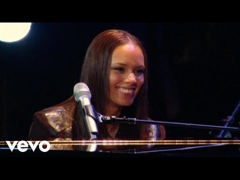 Alicia Keys - Fallin' (Live at NYU Yahoo Pepsi Smash)