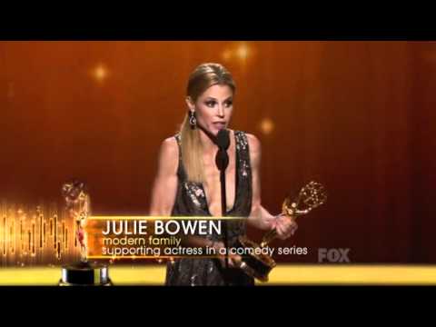 Julie Bowen wins an Emmy for Modern Family at the 2011 Pr