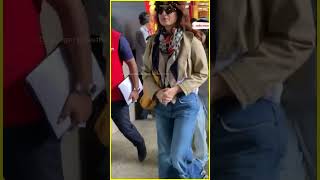 बेटी के साथ Airport पर नजर आईं Twinkle Khanna