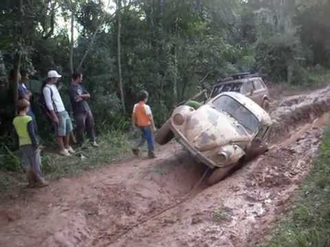 Rural Demolidora arrastando Fusca na Trilha das Po as em Campo Magro Pr