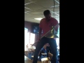 Feest in voetbalkantine: Cally luchtgitaar