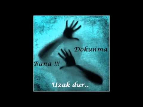 Dokunma gözyaşlarıma sakın dokunma
Senden geriye kalan tek temiz şey onlar
Uzak dur saçlarımd Dokunma gözyaşlarıma sakın dokunma
Senden geriye kalan tek temiz şey onlar
Uzak dur saçlarımd