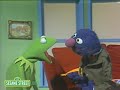 Sesame Street: Kermit And Grover The Sunglass Salesman