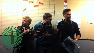 Poker Face da Lady Gaga tocado em garrafas