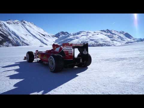 Видео: Ferrari провела шоу-заезд в заснеженных Альпах